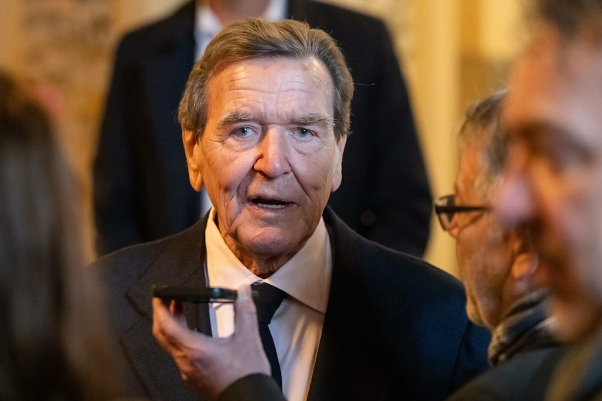Gerhard Schröder: Ein Politiker zwischen Reformeifer und Freundschaft mit Putin