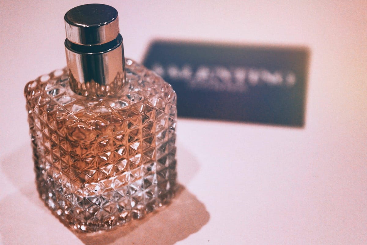 Parfum-Duplikate: Duftende Deals oder rechtliche Dilemmata?