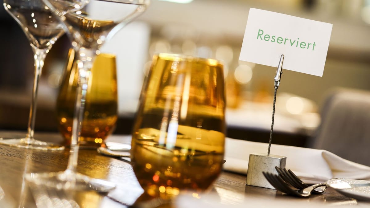 Markt-Paradox: Warum das Gastgewerbe trotz Personalüberschuss stirbt