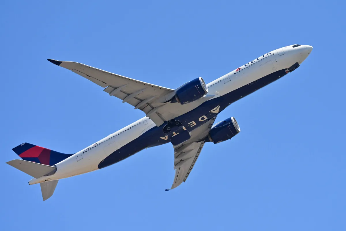 Kerosin-Schock eskaliert: Wie Delta Air Lines trotz Nahost-Krieg heimlich abkassiert