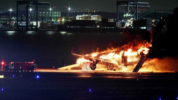 Feuerdrama in Tokio: Kollision auf der Landebahn setzt Passagierjet in Flammen
