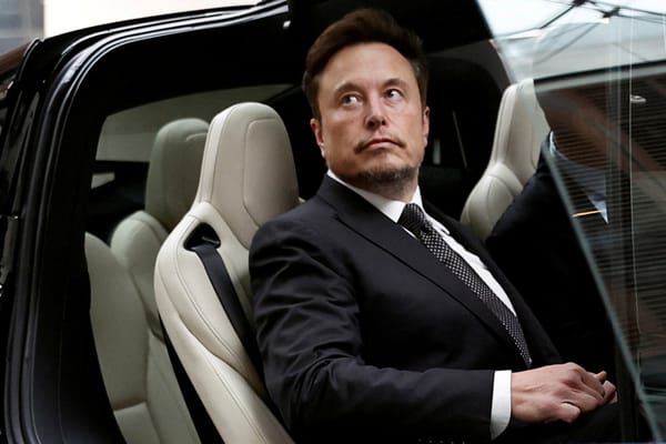 Musk kontert Gerüchte: Robotaxi kommt!