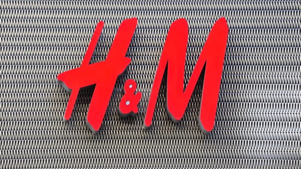 H&M steckt fest – warum der Mode-Riese plötzlich aus der Mode kommt