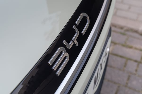 Wüste, Strom & Machtspiele – Wie BYD Saudi-Arabien erobern will