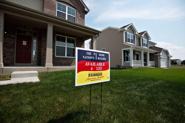 Platzen die Deals: Warum Amerikas Immobilienmarkt im Sommer 2025 ins Stocken gerät