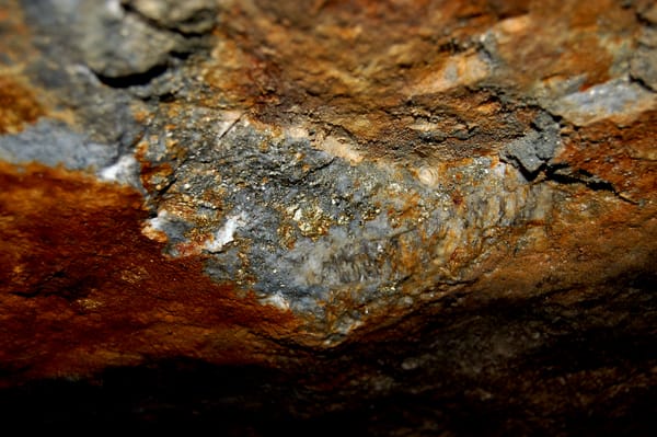 Gold im Höhenrausch – warum der Rekordpreis Minenaktien nach oben katapultiert