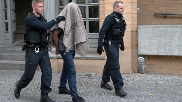 Kriminelle Großfamilie verlässt Deutschland – 160 Straftaten, 20 Mitglieder, jahrelange Ermittlungen