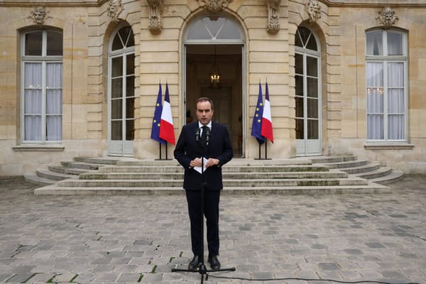 Paris taumelt – Frankreichs politische Krise schürt Angst an den Finanzmärkten