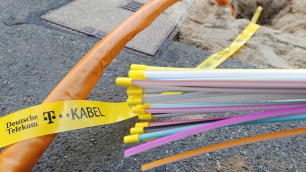 Telekom vs. „Zombies“ – warum Deutschlands Glasfaser-Upgrade im Stau steckt