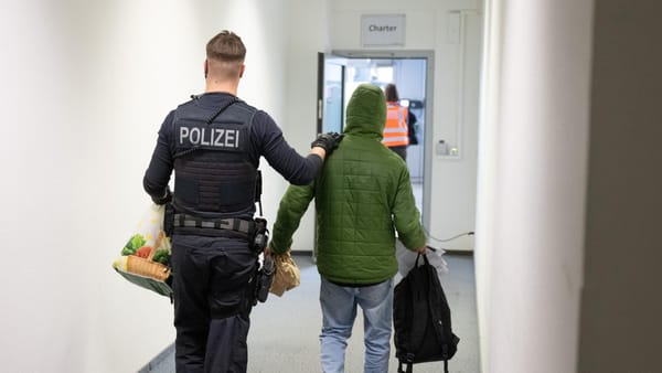 Deutschland bricht ein Tabu und schiebt erstmals wieder Straftäter nach Syrien ab