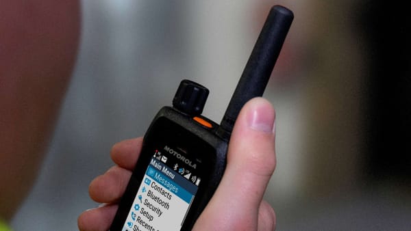 Rekord-Jagd bei Motorola Solutions: Sicherheits-Gigant sitzt auf 15-Milliarden-Dollar-Goldschatz