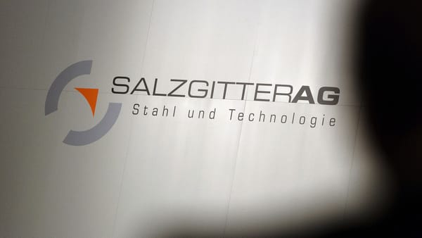 Salzgitter kämpft sich zurück: Verlust halbiert, Gewinnzone in Sicht – und HKM als Gamechanger
