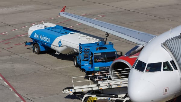 Trumps gefährlicher Bluff: Warum das Kerosin-Märchen den Weltmarkt sprengt